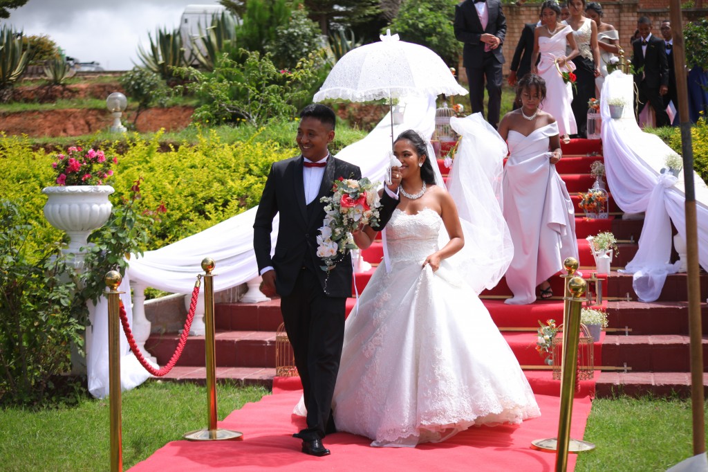 Mariage-espace-colonnades-Miarana-Mitantsoa-marche-nuptiale-tapis-rouge (10)