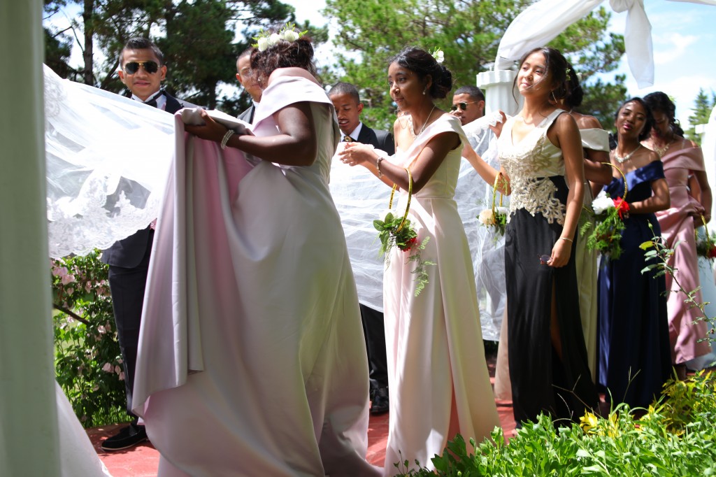 Mariage-espace-colonnades-Miarana-Mitantsoa-marche-nuptiale-tapis-rouge (4)