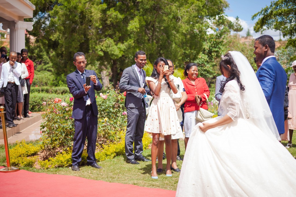 Tapis-rouge-entrée-salle-mariage-espace-Colonnades-Antananarivo-Niavo & Fepy (5)