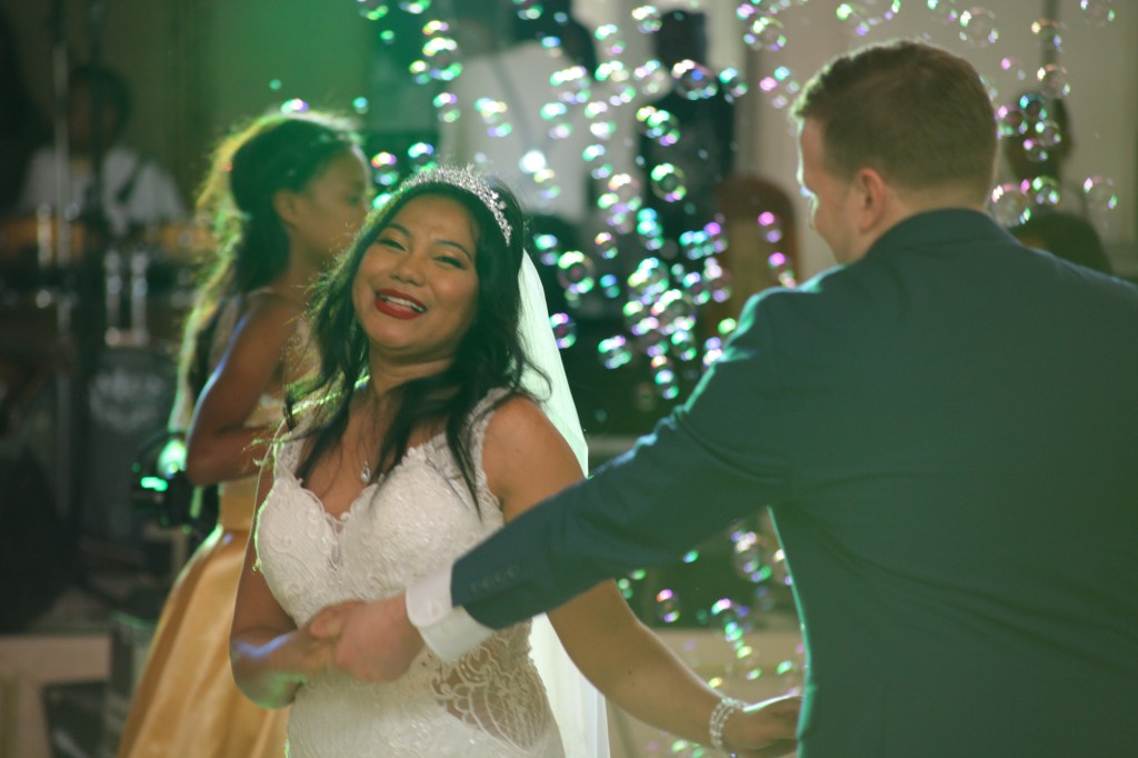 Ambiance-salle-mariage-mixte-américano-malgache-Carl-Zo-espace-colonnades (1)