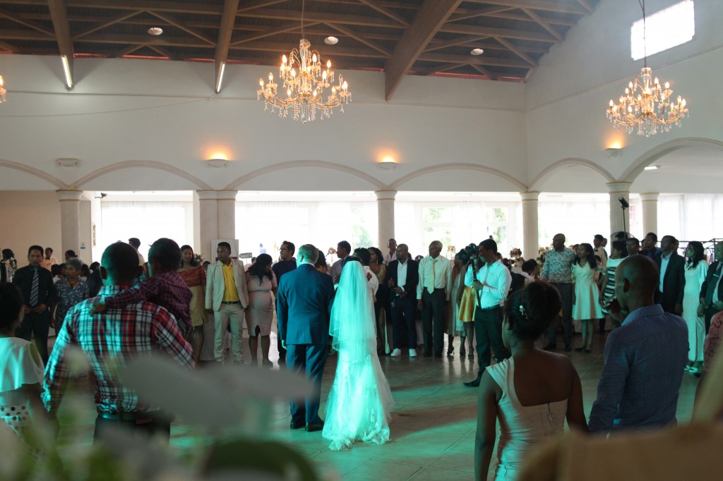 Ambiance-salle-mariage-mixte-américano-malgache-Carl-Zo-espace-colonnades (10)