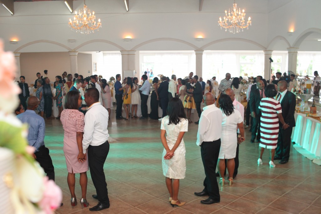 Ambiance-salle-mariage-mixte-américano-malgache-Carl-Zo-espace-colonnades (11)