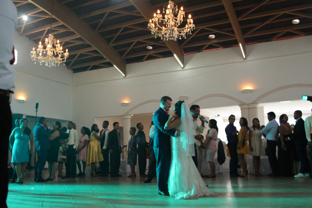 Ambiance-salle-mariage-mixte-américano-malgache-Carl-Zo-espace-colonnades (12)