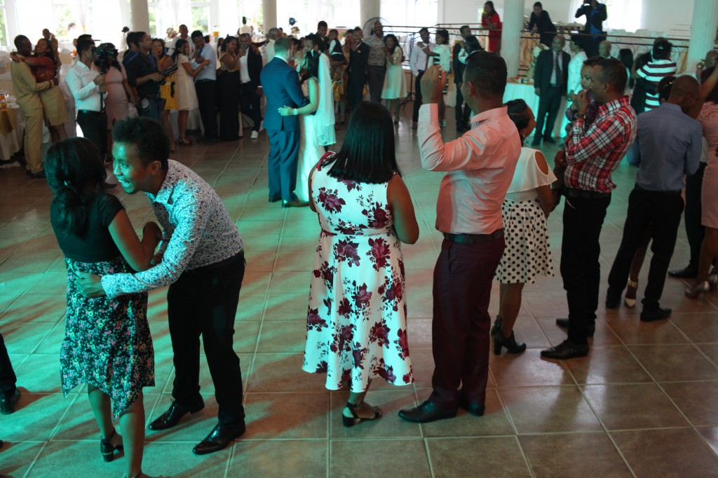 Ambiance-salle-mariage-mixte-américano-malgache-Carl-Zo-espace-colonnades (13)