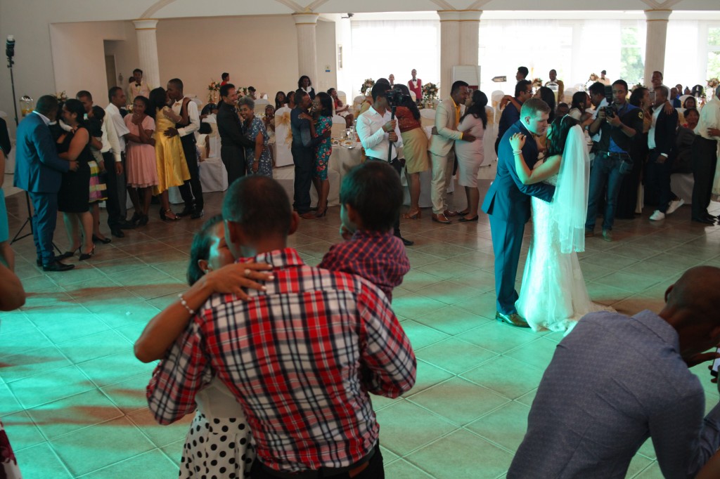 Ambiance-salle-mariage-mixte-américano-malgache-Carl-Zo-espace-colonnades (14)