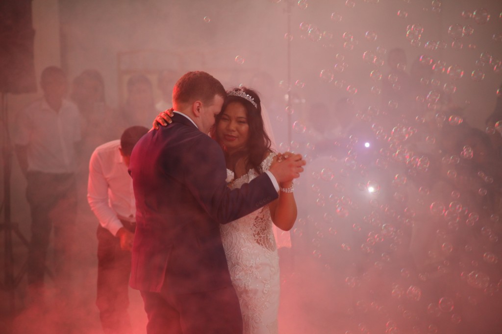 Ambiance-salle-mariage-mixte-américano-malgache-Carl-Zo-espace-colonnades (9)