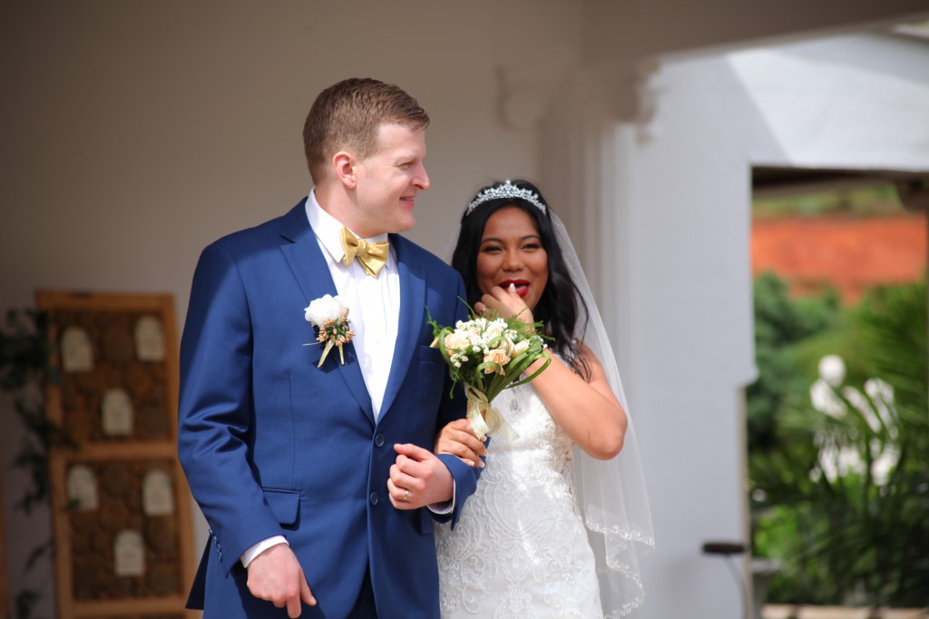 Arrivée-mariés-mariage-mixte-américano-malgache-Carl-Zo-espace-colonnades (10)