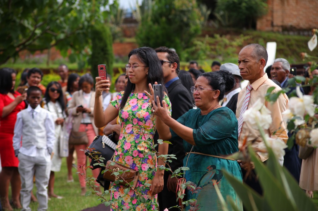 Arrivée-mariés-mariage-mixte-américano-malgache-Carl-Zo-espace-colonnades (11)