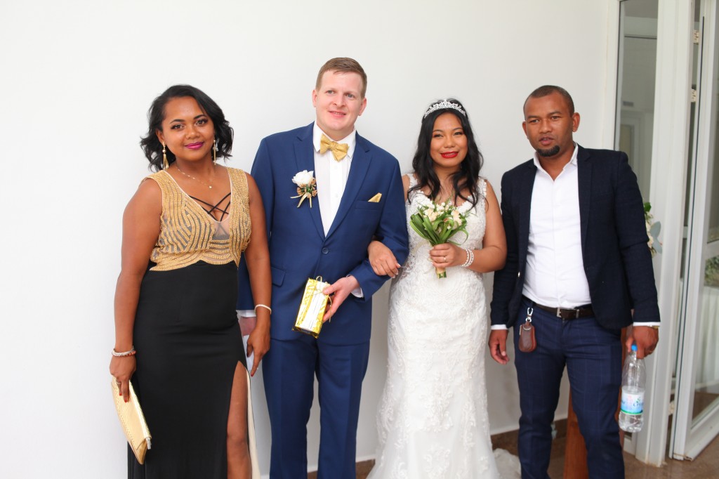 Arrivée-mariés-mariage-mixte-américano-malgache-Carl-Zo-espace-colonnades (14)