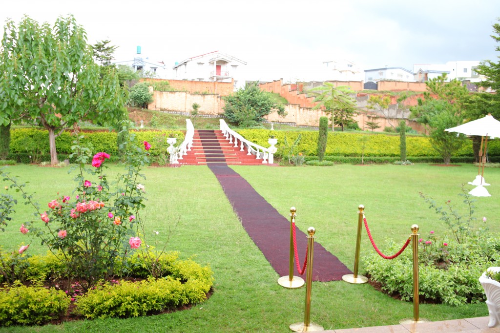 Extérieur-mariage-mixte-américano-malgache-Carl-Zo-espace-colonnades (1)