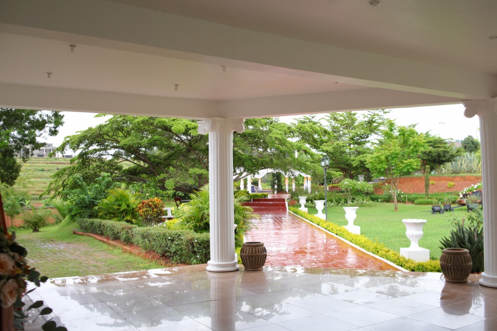 Extérieur-mariage-mixte-américano-malgache-Carl-Zo-espace-colonnades (2)