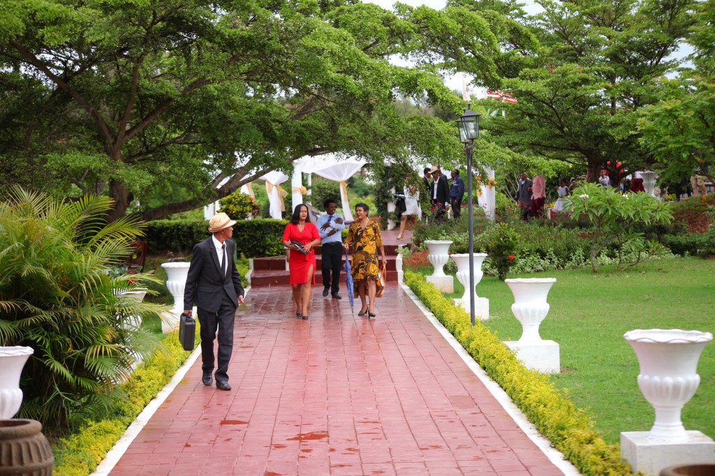 Extérieur-mariage-mixte-américano-malgache-Carl-Zo-espace-colonnades (4)