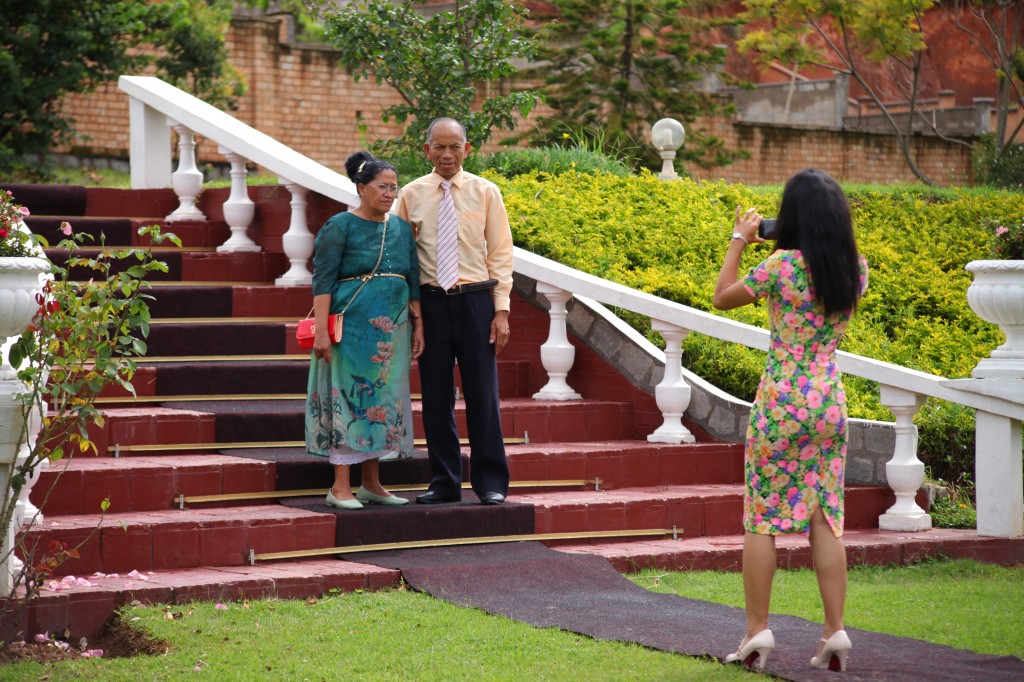 Extérieur-mariage-mixte-américano-malgache-Carl-Zo-espace-colonnades (5)