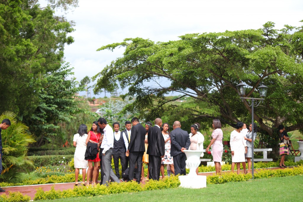 Extérieur-mariage-mixte-américano-malgache-Carl-Zo-espace-colonnades (6)