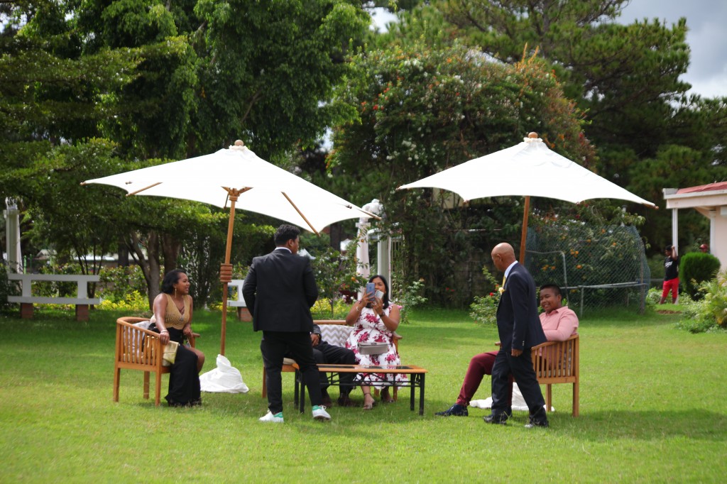 Extérieur-mariage-mixte-américano-malgache-Carl-Zo-espace-colonnades (8)