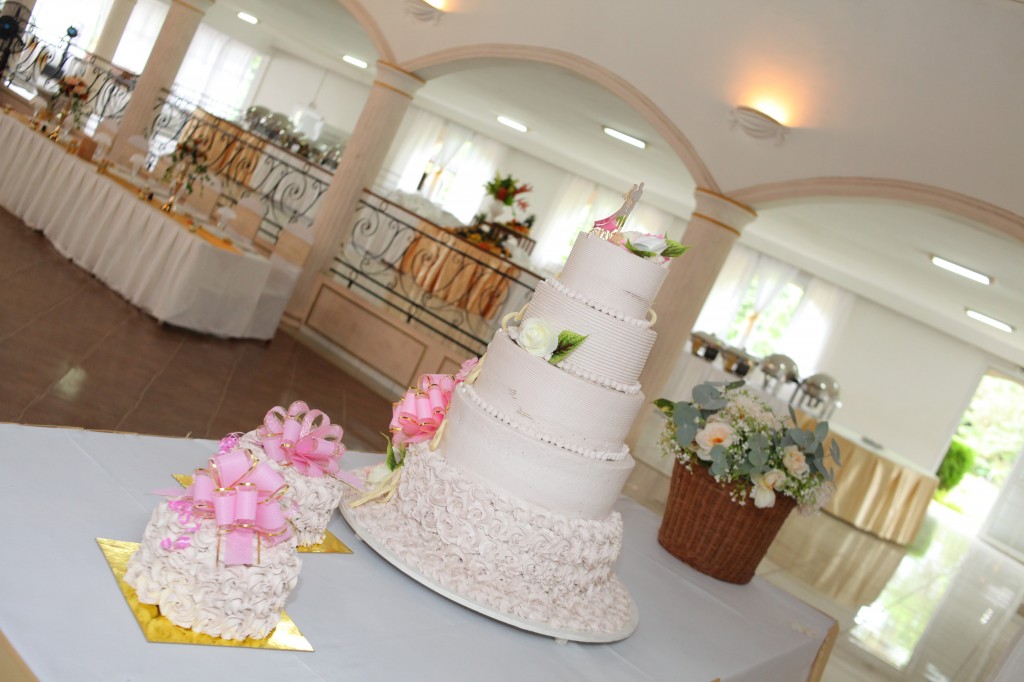 Gateau-mariage-mixte-américano-malgache-Carl-Zo-espace-colonnades (1)