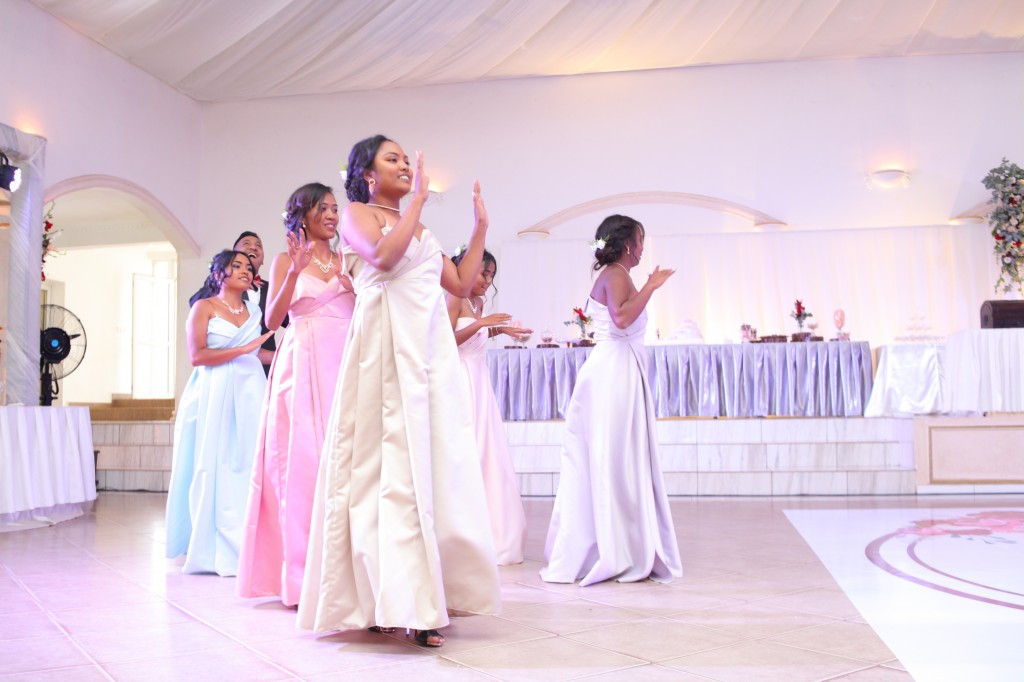 Mariage-espace-colonnades-Miarana-Mitantsoa-marche-nuptiale-ambiance-salle-de-reception (1)