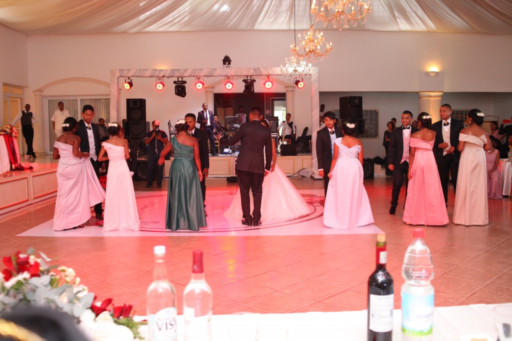 Mariage-espace-colonnades-Miarana-Mitantsoa-marche-nuptiale-ambiance-salle-de-reception (2)