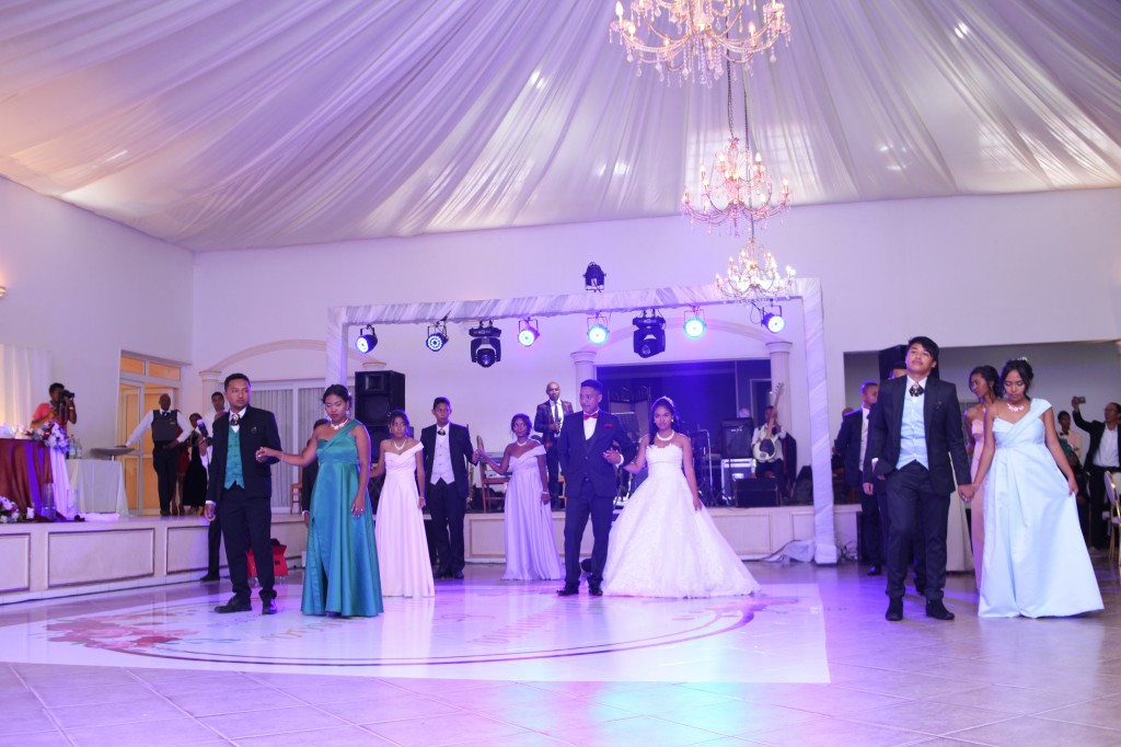 Mariage-espace-colonnades-Miarana-Mitantsoa-marche-nuptiale-ambiance-salle-de-reception (3)