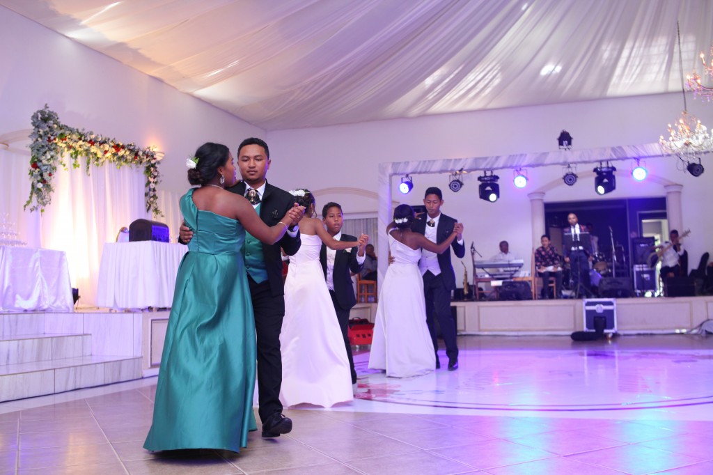 Mariage-espace-colonnades-Miarana-Mitantsoa-marche-nuptiale-ambiance-salle-de-reception (4)