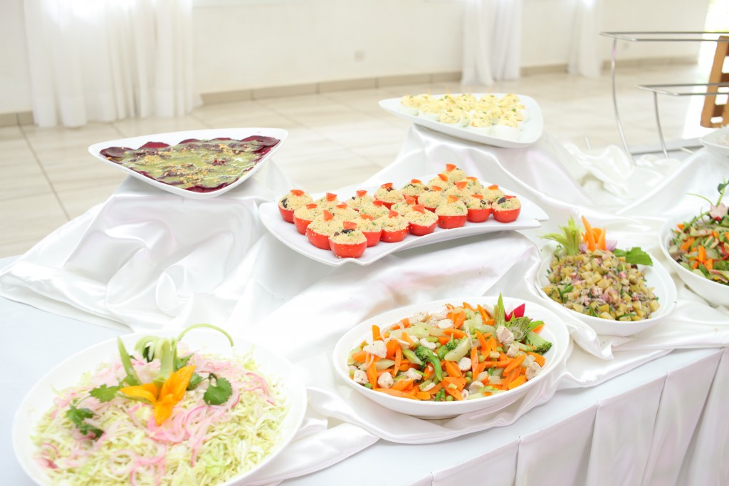 grand-buffet-mariage-mixte-américano-malgache-Carl-Zo-espace-colonnades (1)