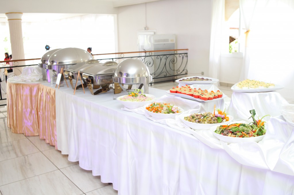 grand-buffet-mariage-mixte-américano-malgache-Carl-Zo-espace-colonnades (2)