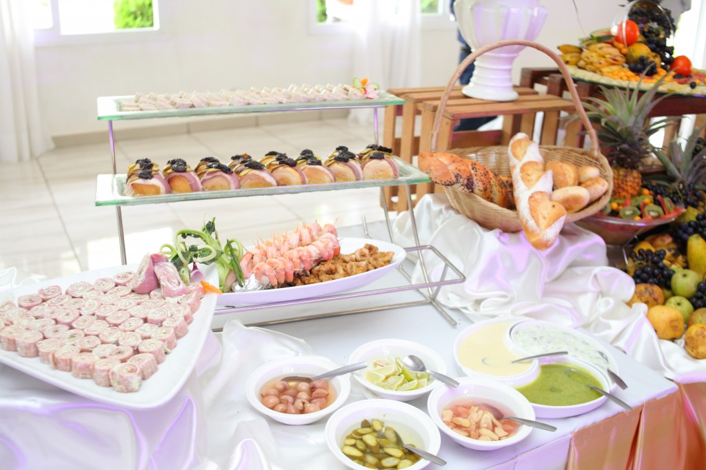 grand-buffet-mariage-mixte-américano-malgache-Carl-Zo-espace-colonnades (3)