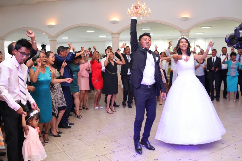 Ambiance-orchestre-salle-réception-mariage-Toavina-Mbola-espace-Colonnades (15)