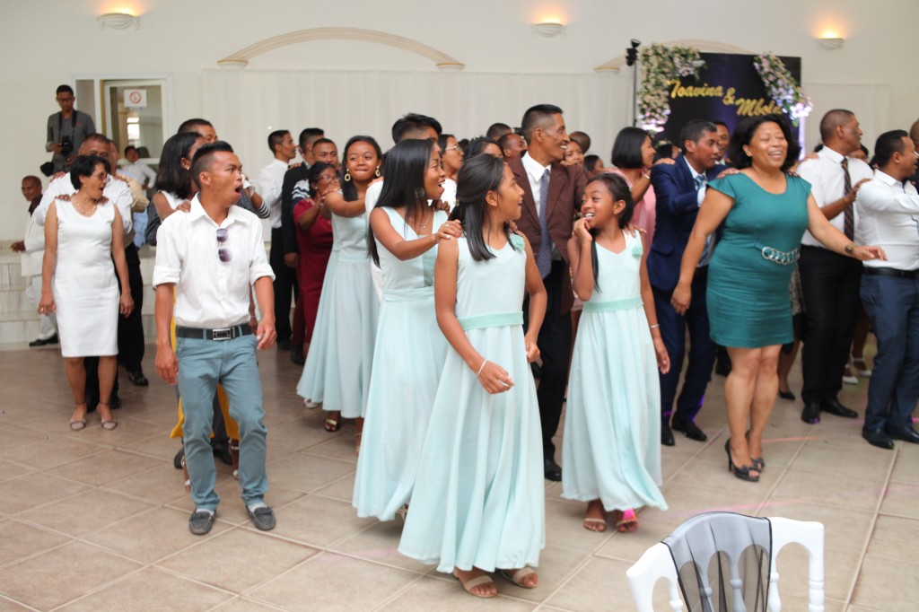 Ambiance-orchestre-salle-réception-mariage-Toavina-Mbola-espace-Colonnades (17)