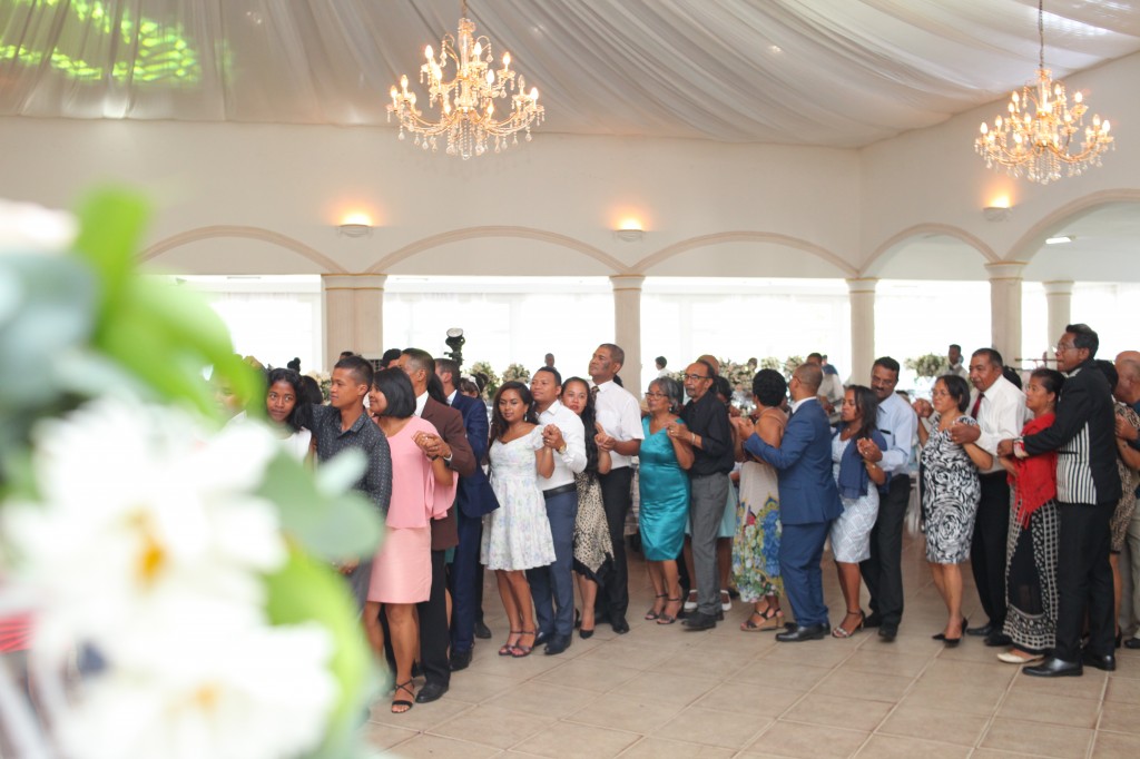 Ambiance-orchestre-salle-réception-mariage-Toavina-Mbola-espace-Colonnades (8)