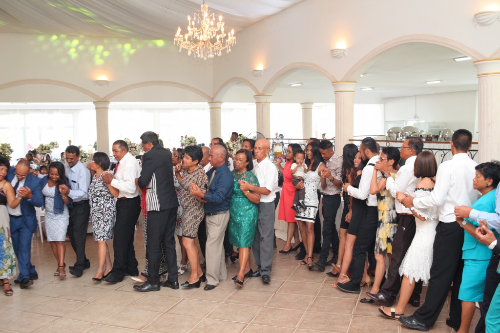 Ambiance-orchestre-salle-réception-mariage-Toavina-Mbola-espace-Colonnades (9)