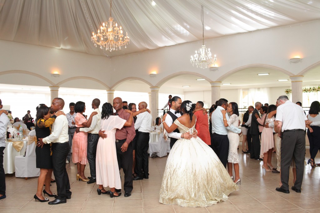 Ambiance-salle-réceptio-Colonnades-mariage-Aina&Anja (5)