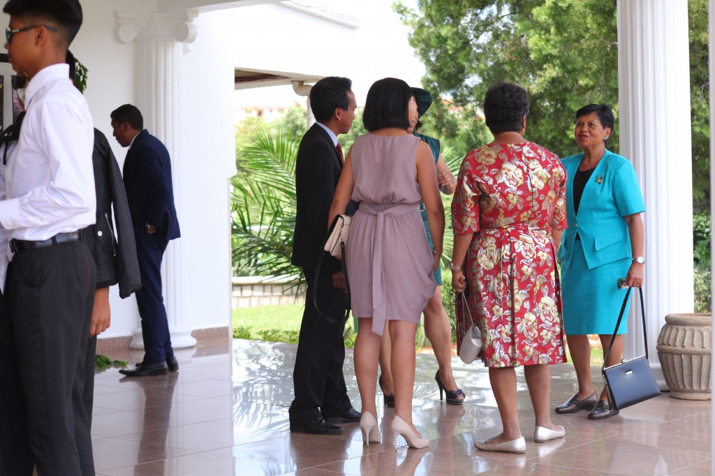 Arrivée-invités-jardin-mariage-Toavina-Mbola-espace-Colonnades (2)