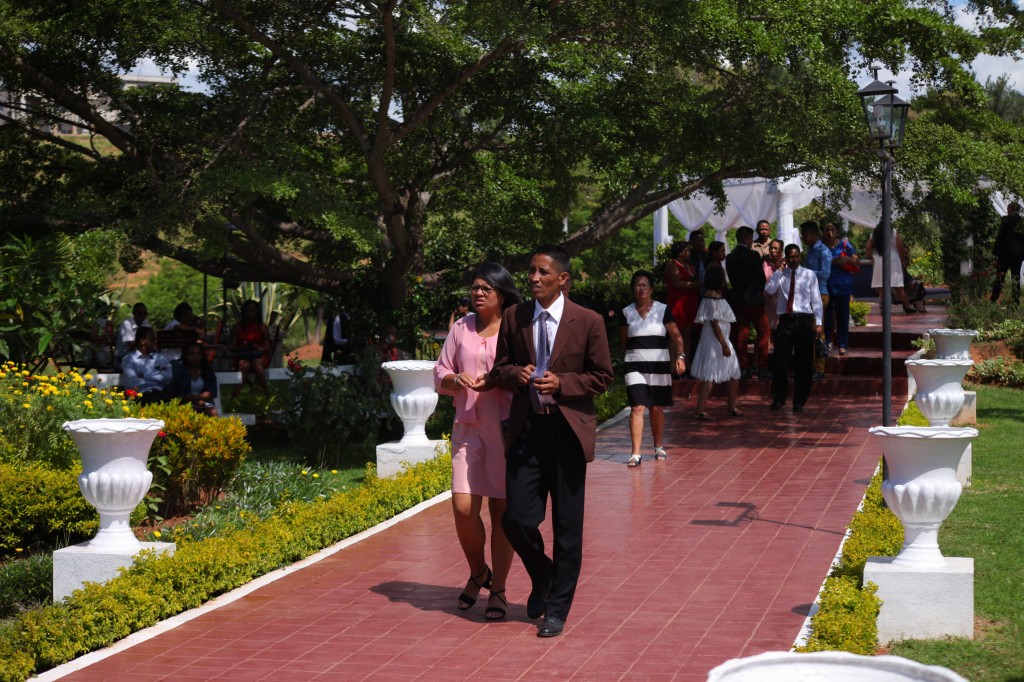 Arrivée-invités-jardin-mariage-Toavina-Mbola-espace-Colonnades (3)