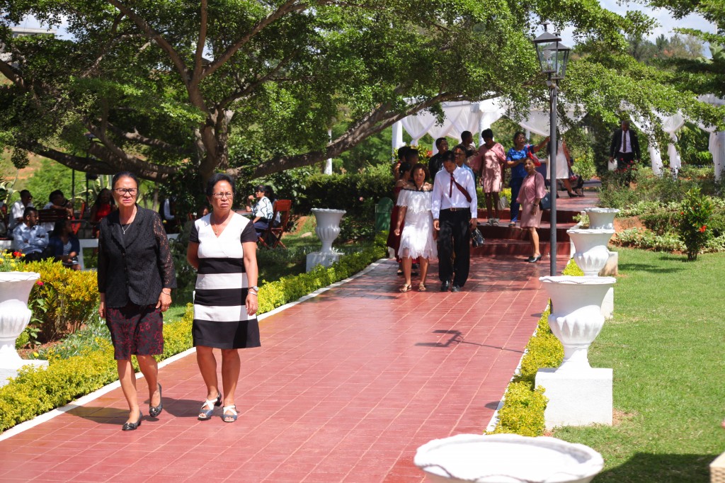 Arrivée-invités-jardin-mariage-Toavina-Mbola-espace-Colonnades (4)