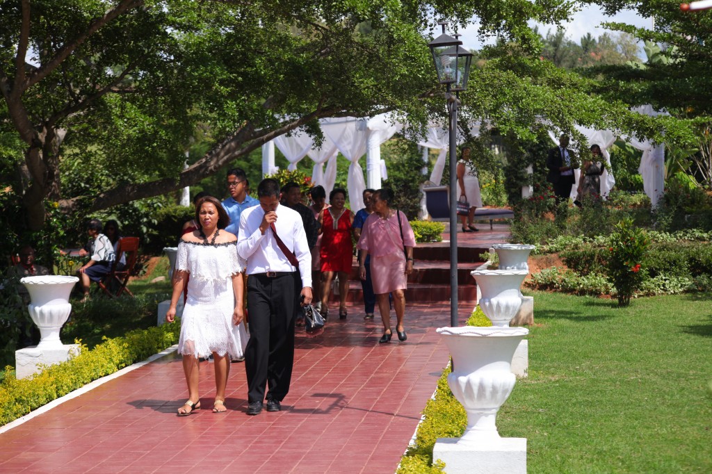 Arrivée-invités-jardin-mariage-Toavina-Mbola-espace-Colonnades (5)