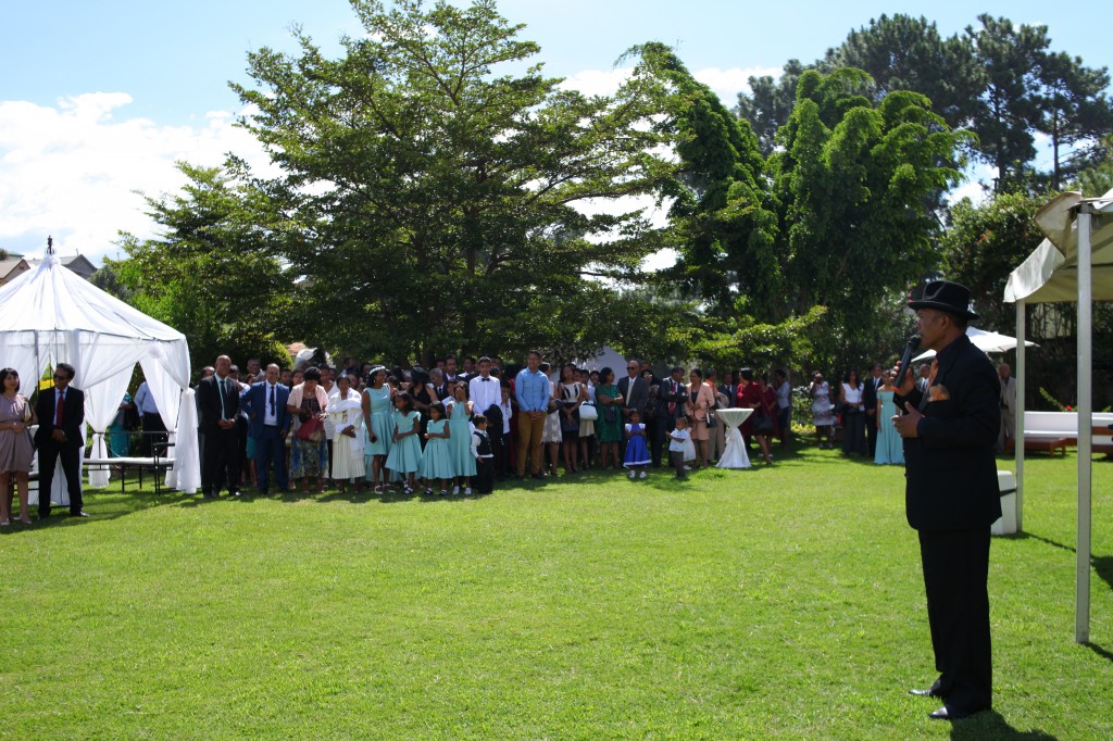 Arrivée-mariés-accueil-jardin-mariage-Toavina-Mbola-espace-Colonnades (10)