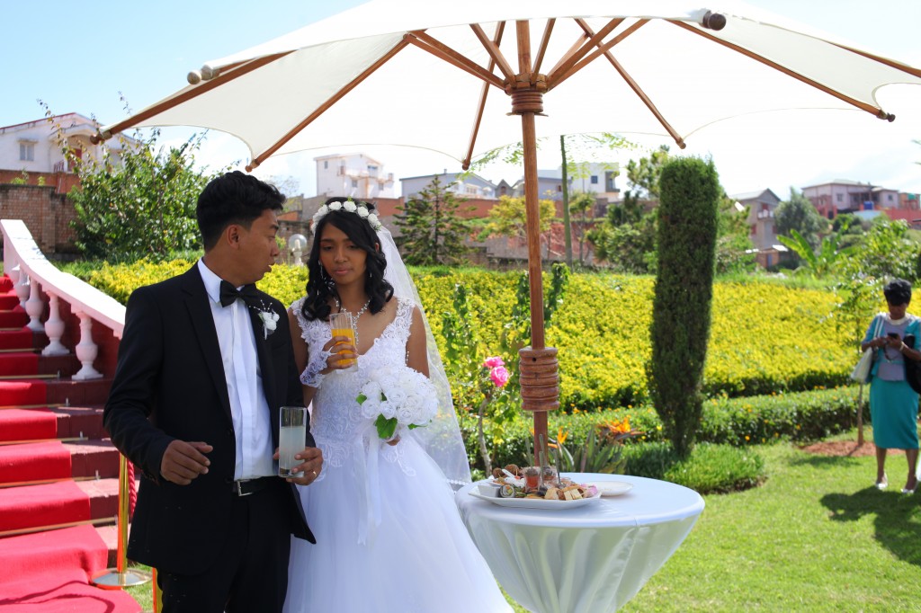 Arrivée-mariés-accueil-jardin-mariage-Toavina-Mbola-espace-Colonnades (11)