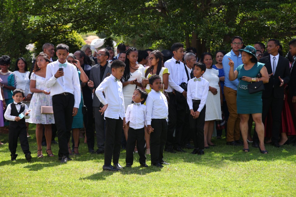 Arrivée-mariés-accueil-jardin-mariage-Toavina-Mbola-espace-Colonnades (3)