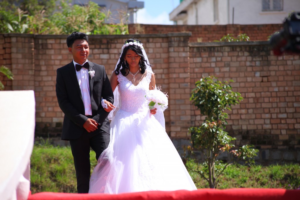 Arrivée-mariés-accueil-jardin-mariage-Toavina-Mbola-espace-Colonnades (4)