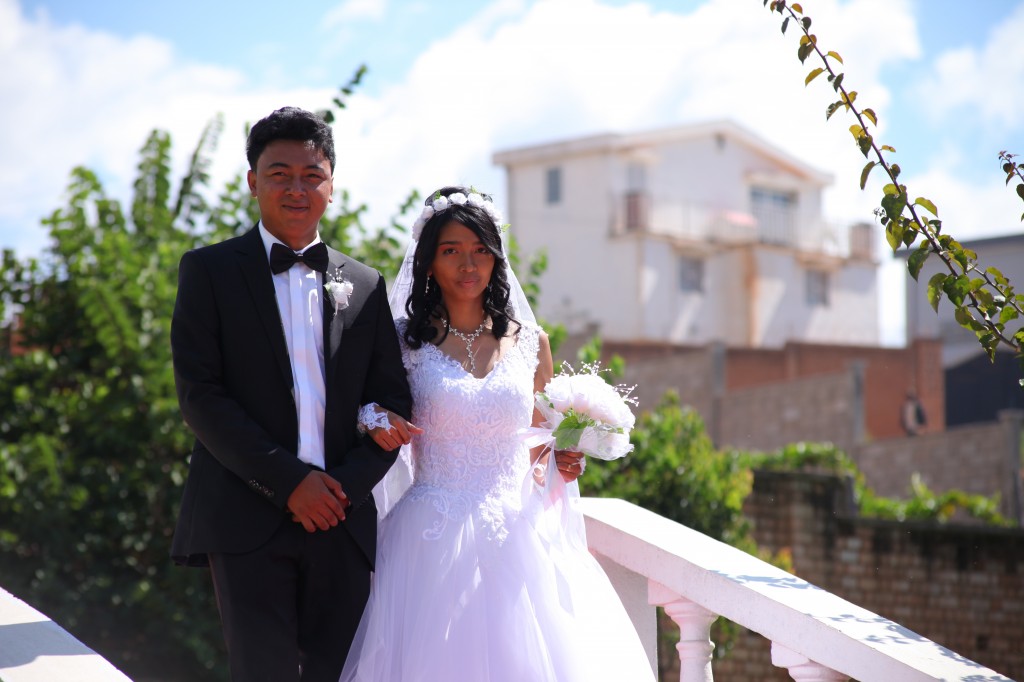 Arrivée-mariés-accueil-jardin-mariage-Toavina-Mbola-espace-Colonnades (5)