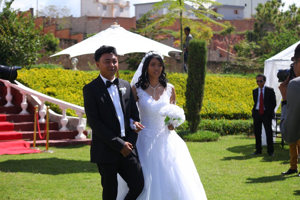 Arrivée-mariés-accueil-jardin-mariage-Toavina-Mbola-espace-Colonnades (6)