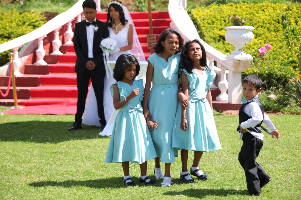 Arrivée-mariés-accueil-jardin-mariage-Toavina-Mbola-espace-Colonnades (7)