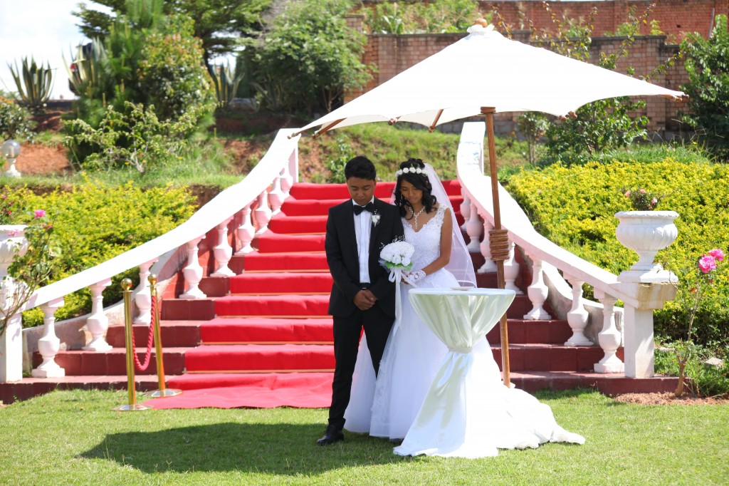 Arrivée-mariés-accueil-jardin-mariage-Toavina-Mbola-espace-Colonnades (8)