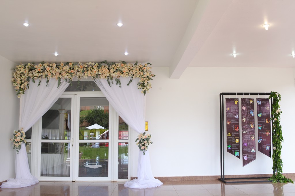 Décoration-extérieur-jardin-mariage-Toavina-Mbola-espace-Colonnades (1)