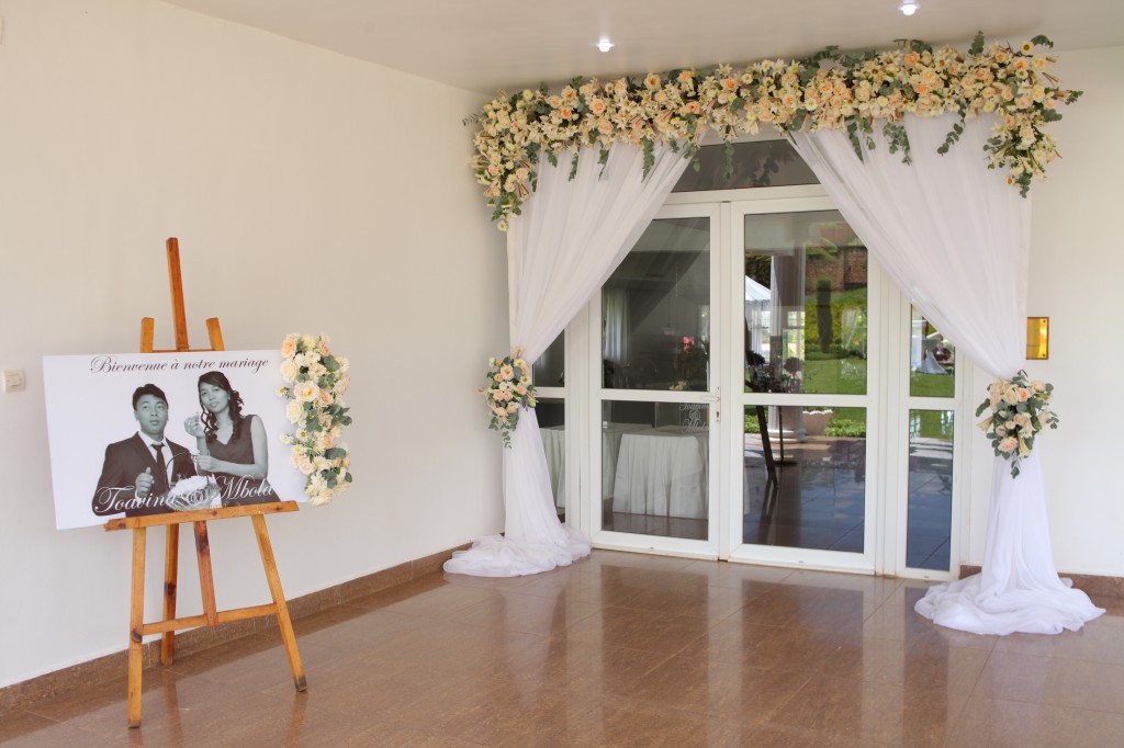 Décoration-extérieur-jardin-mariage-Toavina-Mbola-espace-Colonnades (2)