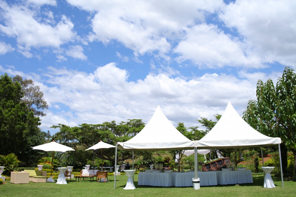 Décoration-extérieur-jardin-mariage-Toavina-Mbola-espace-Colonnades (4)