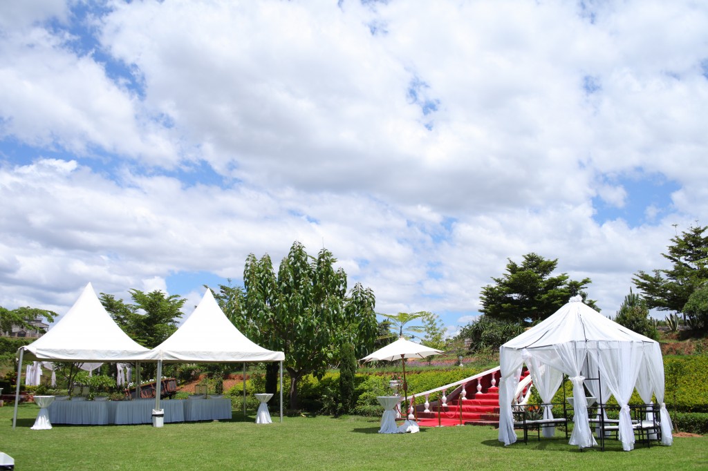 Décoration-extérieur-jardin-mariage-Toavina-Mbola-espace-Colonnades (5)
