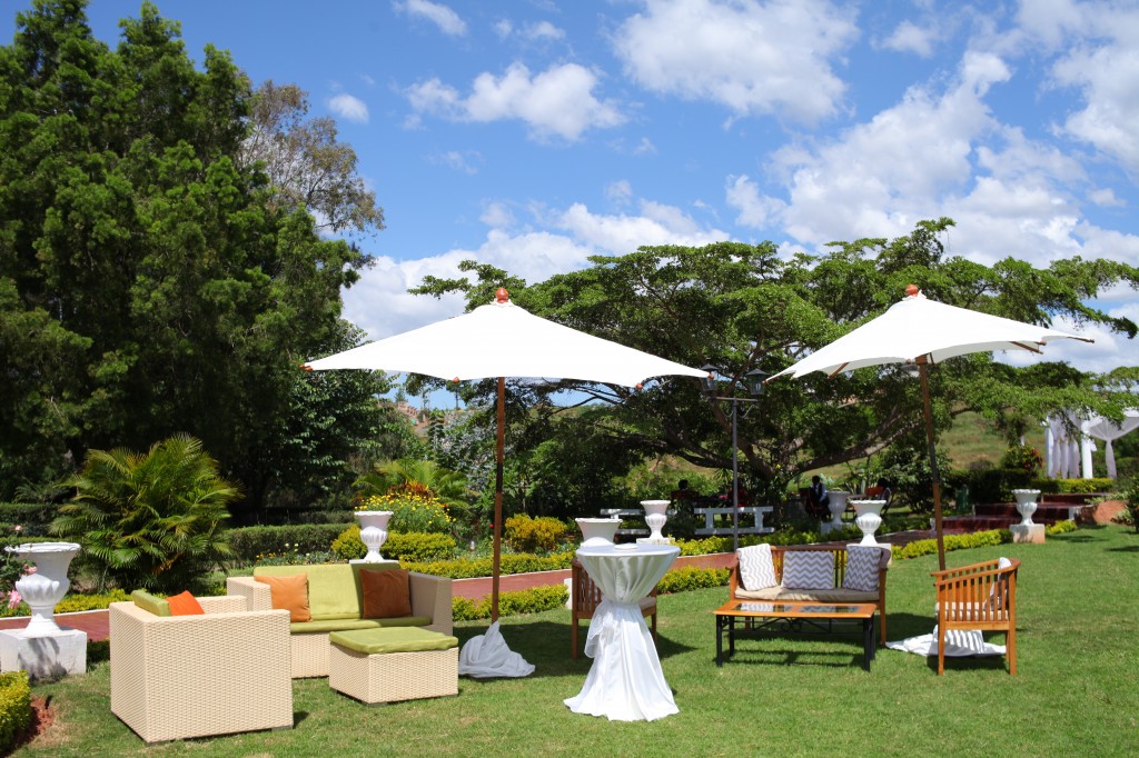 Décoration-extérieur-jardin-mariage-Toavina-Mbola-espace-Colonnades (6)