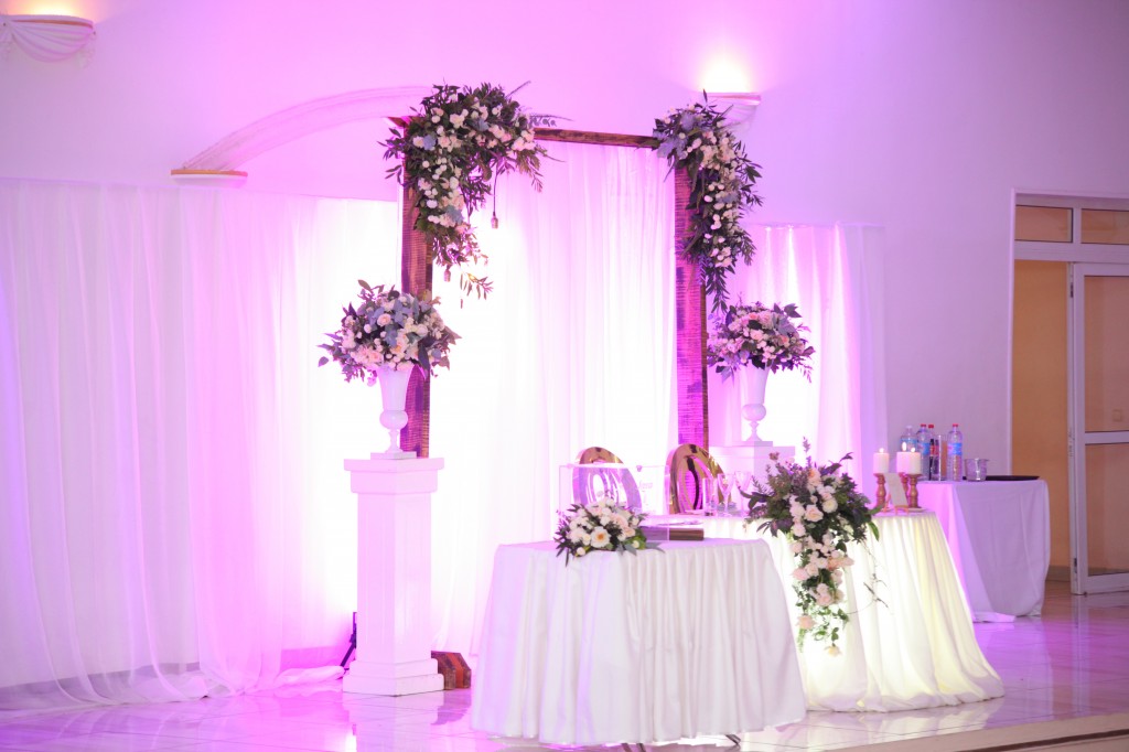 Décoration-fleurs-salle-réception-mariage-Laza-Tiavina (10)